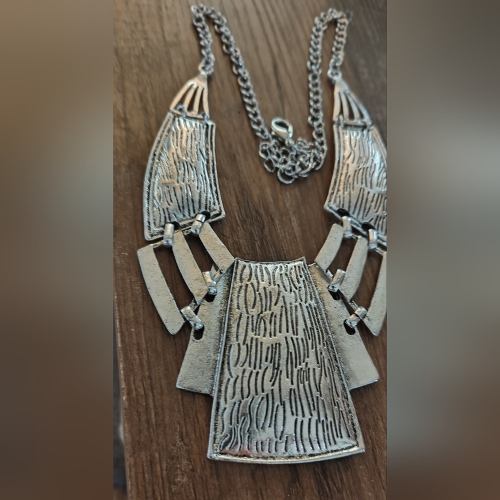 PRICE DROP!! CHECK IT OUT!  Silvertone Textured Women's Necklace
